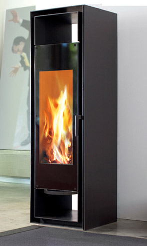 ambiente moderno con stufa a legna